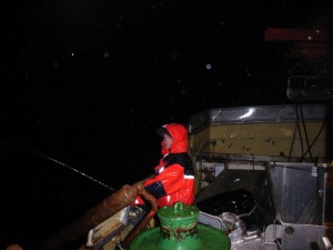 Kai bei Nacht und Regen auf 500 Metern Tiefe